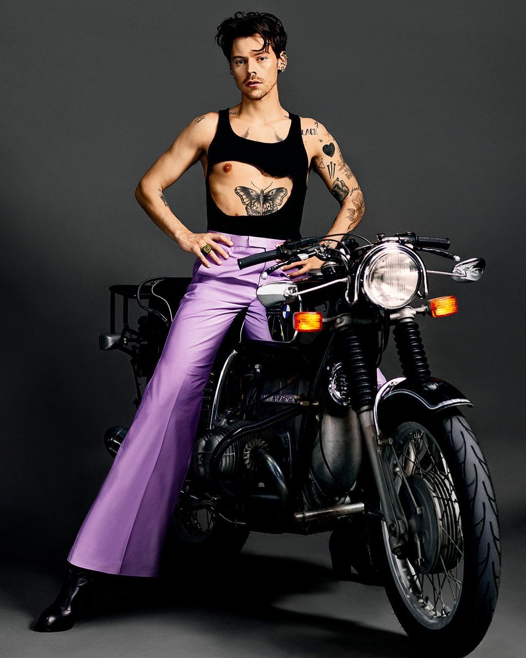 Гаррі Стайлз - ікона агендерної моди: 10 найбільш провокаційних образів співака