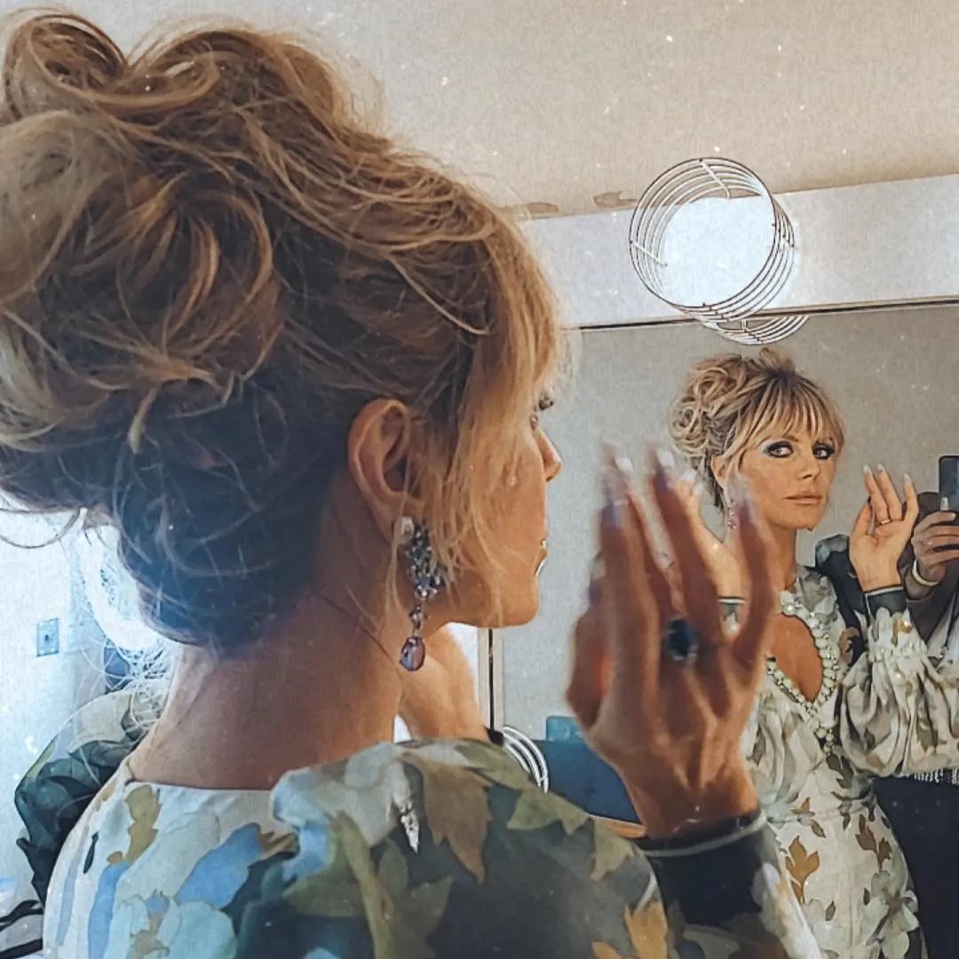 Эти ноги! 48-летняя Хайди Клум в мини-платье вдохновила совершенной фигурой