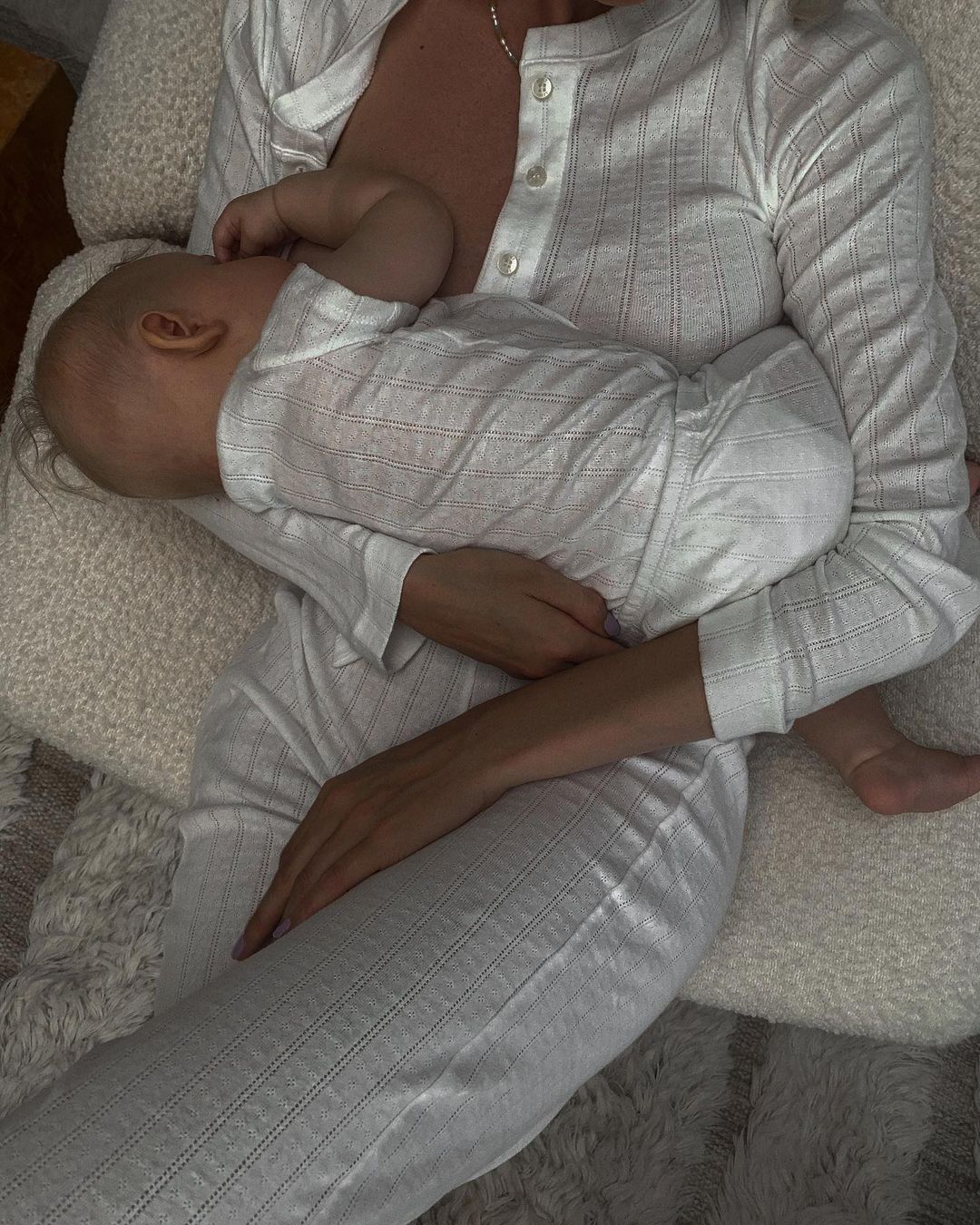 Фото з пологів та годування груддю: 7 знаменитостей, які сміливо транслюють реалії материнства в Instagram