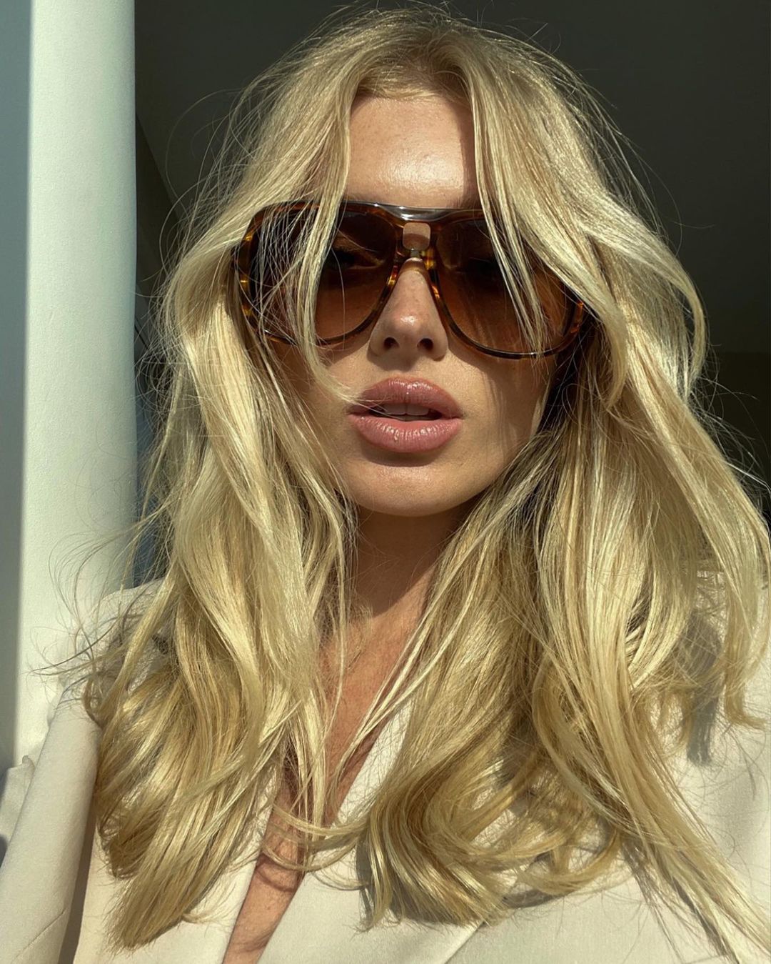 Легінси і ультрамодний піджак: Ельза Хоск демонструє трендовий лук на вихід