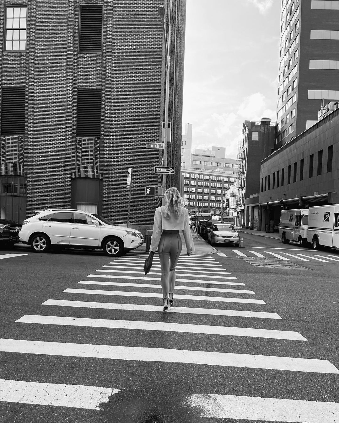 Легінси і ультрамодний піджак: Ельза Хоск демонструє трендовий лук на вихід