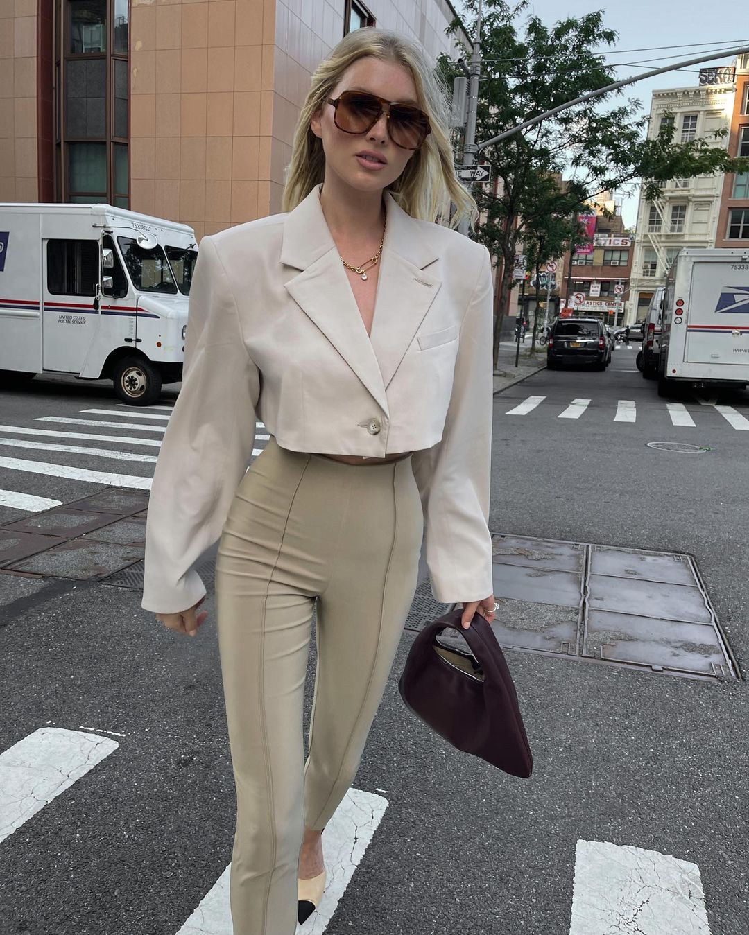 Легінси і ультрамодний піджак: Ельза Хоск демонструє трендовий лук на вихід