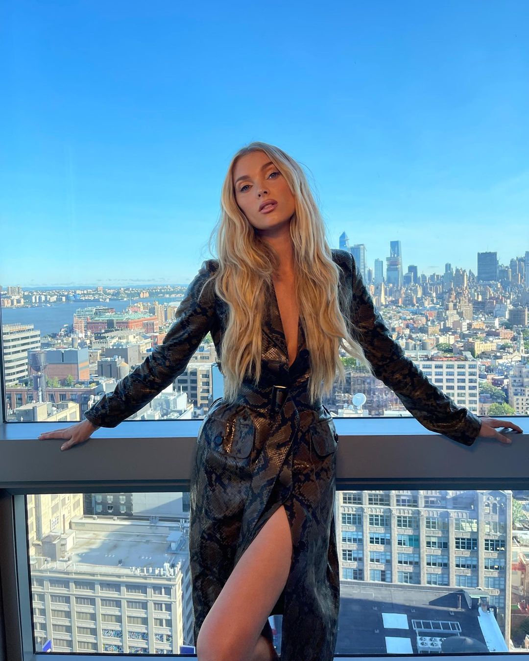 Замість тренча: 5 модних варіантів плащів, які вибирають зірки цієї осені