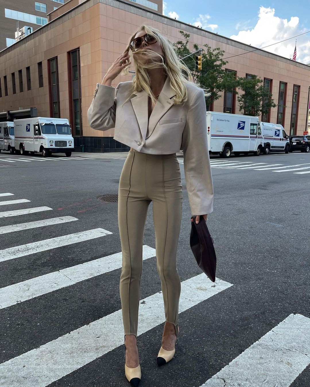 Легінси і ультрамодний піджак: Ельза Хоск демонструє трендовий лук на вихід