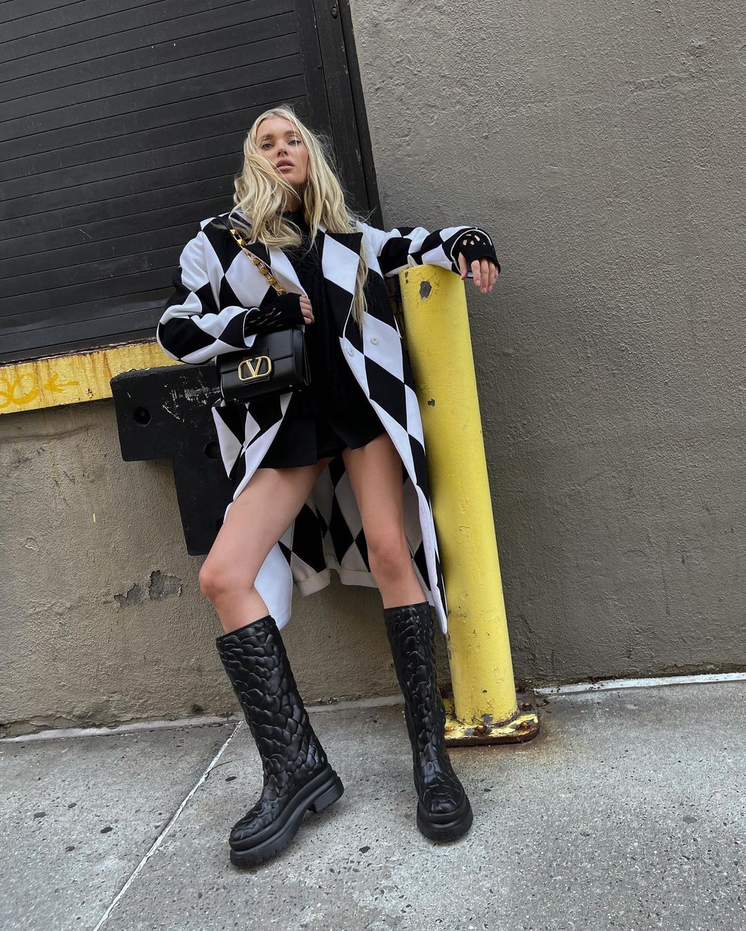 Тракторна підошва і ботильні-шкарпетки: зірки демонструю найстильніше взуття осені 2021