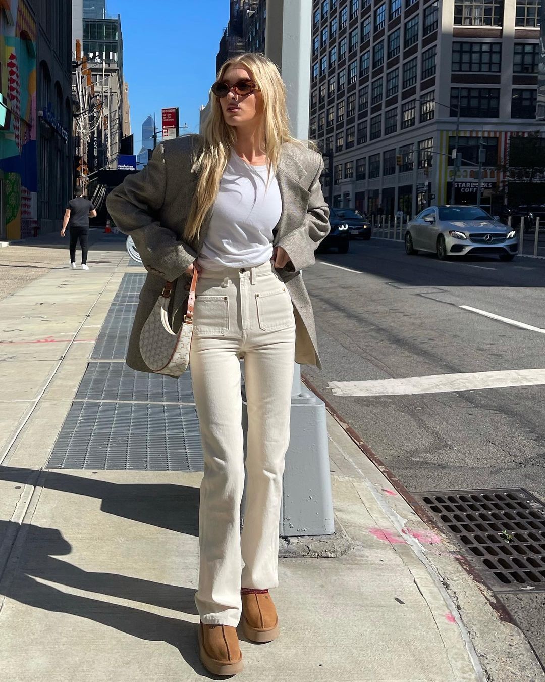 Минус пара кило: стилист показала, какие брюки визуально стройнят