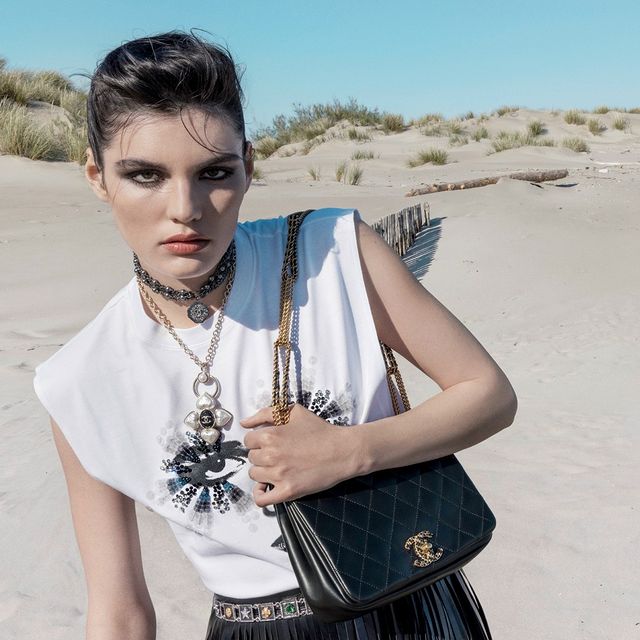 Пластмассовые кольца, жемчужные браслеты и цепочки для талии: топ-5 украшений, которые станут хитами лета 2022