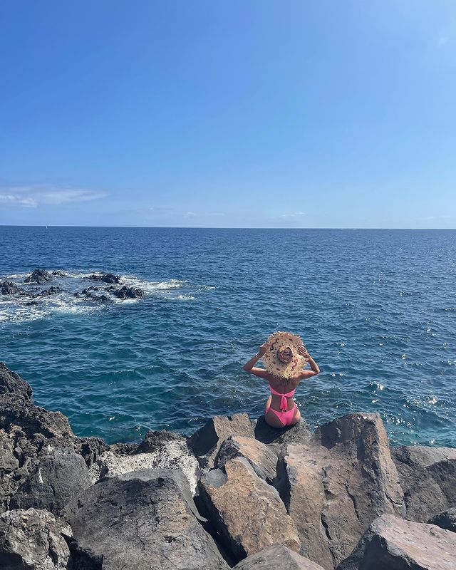 В микробикини и атласном корсете: Леся Никитюк соблазнила калейдоскопом летних образов