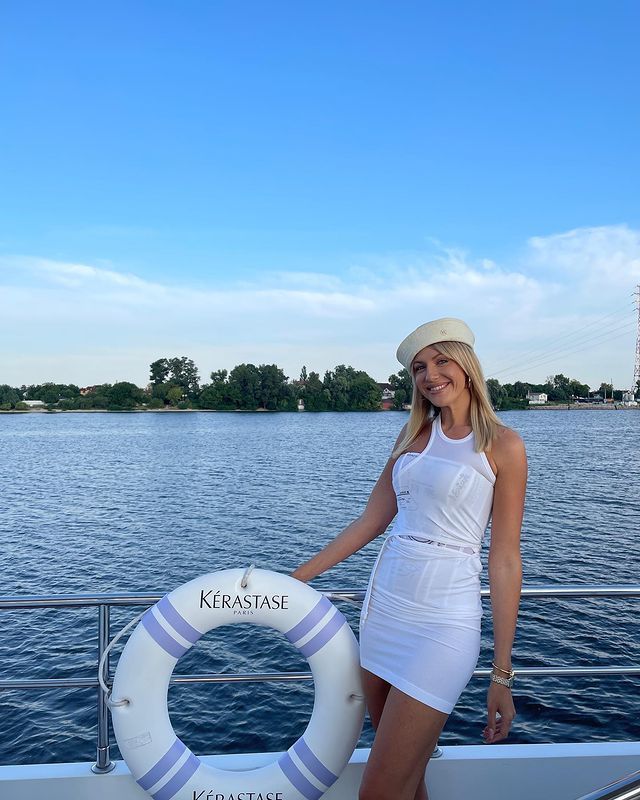 В микробикини и атласном корсете: Леся Никитюк соблазнила калейдоскопом летних образов