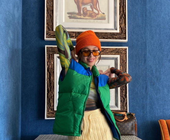 Новый тренд из прошлого: знаменитости демонстрируют, как носить жилет в 2022 (фото)