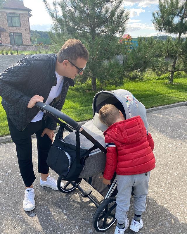 Счастливый Горбунов рассекретил имя младшего сына и показал "трех мушкетеров"