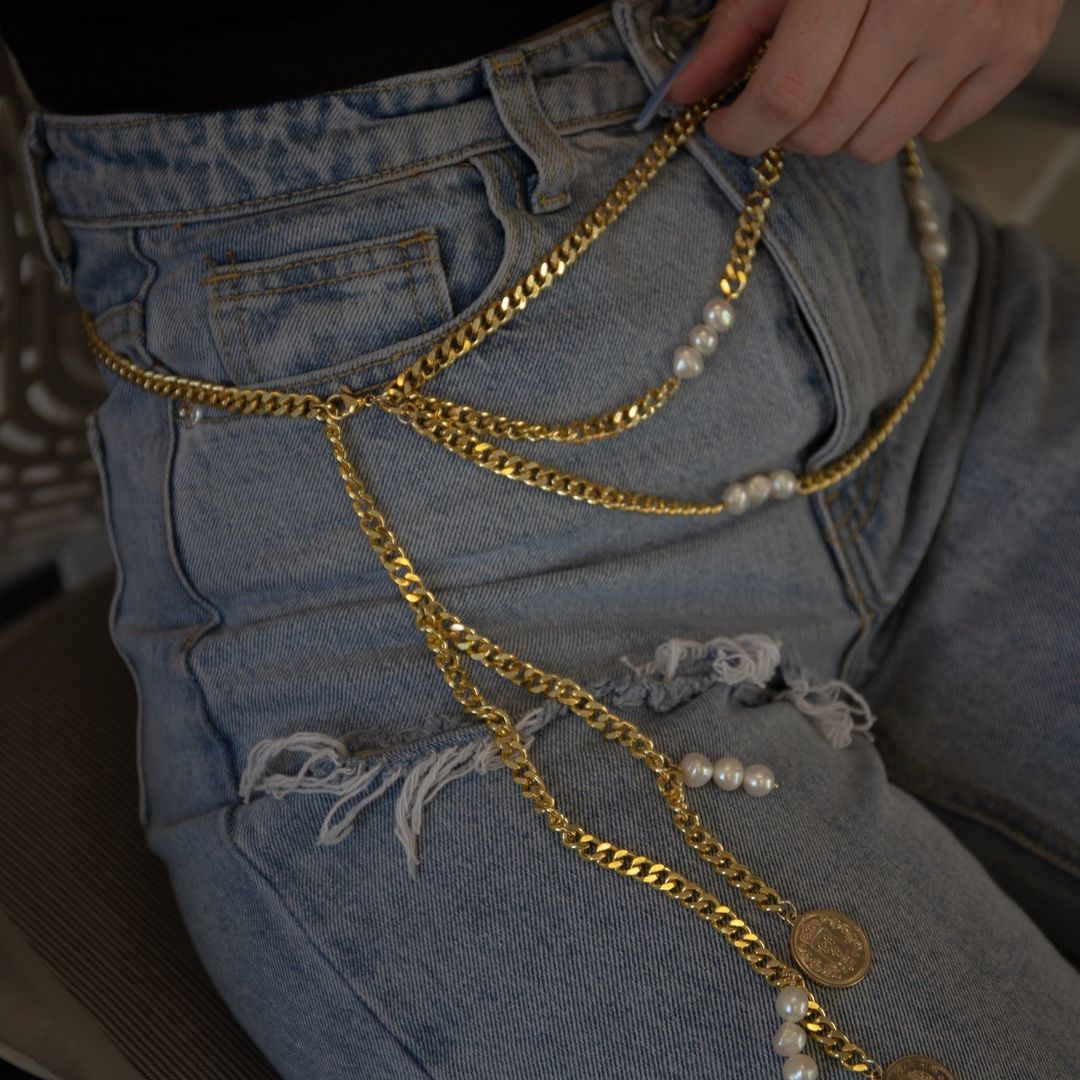 Пластмассовые кольца, жемчужные браслеты и цепочки для талии: топ-5 украшений, которые станут хитами лета 2022