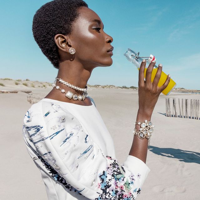 Пластмассовые кольца, жемчужные браслеты и цепочки для талии: топ-5 украшений, которые станут хитами лета 2022