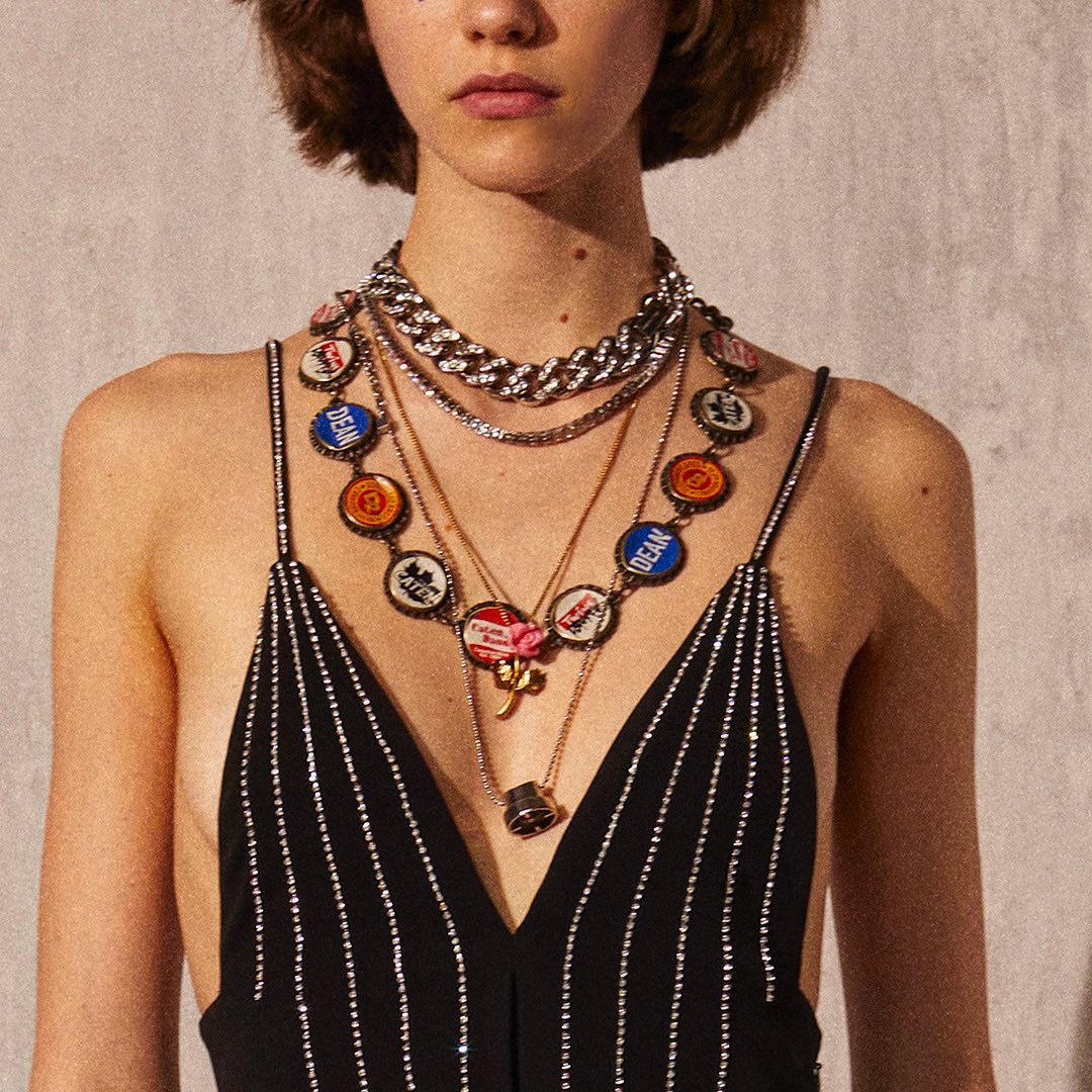 Пластмассовые кольца, жемчужные браслеты и цепочки для талии: топ-5 украшений, которые станут хитами лета 2022