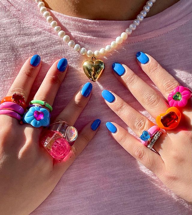 Пластмассовые кольца, жемчужные браслеты и цепочки для талии: топ-5 украшений, которые станут хитами лета 2022