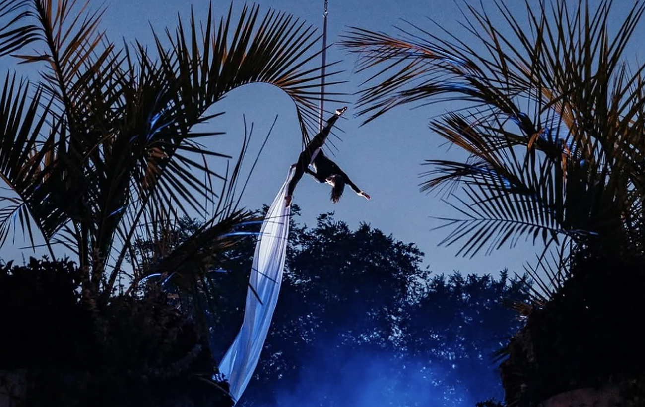 У відомому одеському клубі танцівниця впала з висоти просто під час шоу: момент потрапив на відео