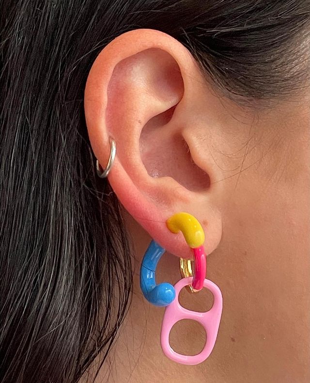 Пластмассовые кольца, жемчужные браслеты и цепочки для талии: топ-5 украшений, которые станут хитами лета 2022