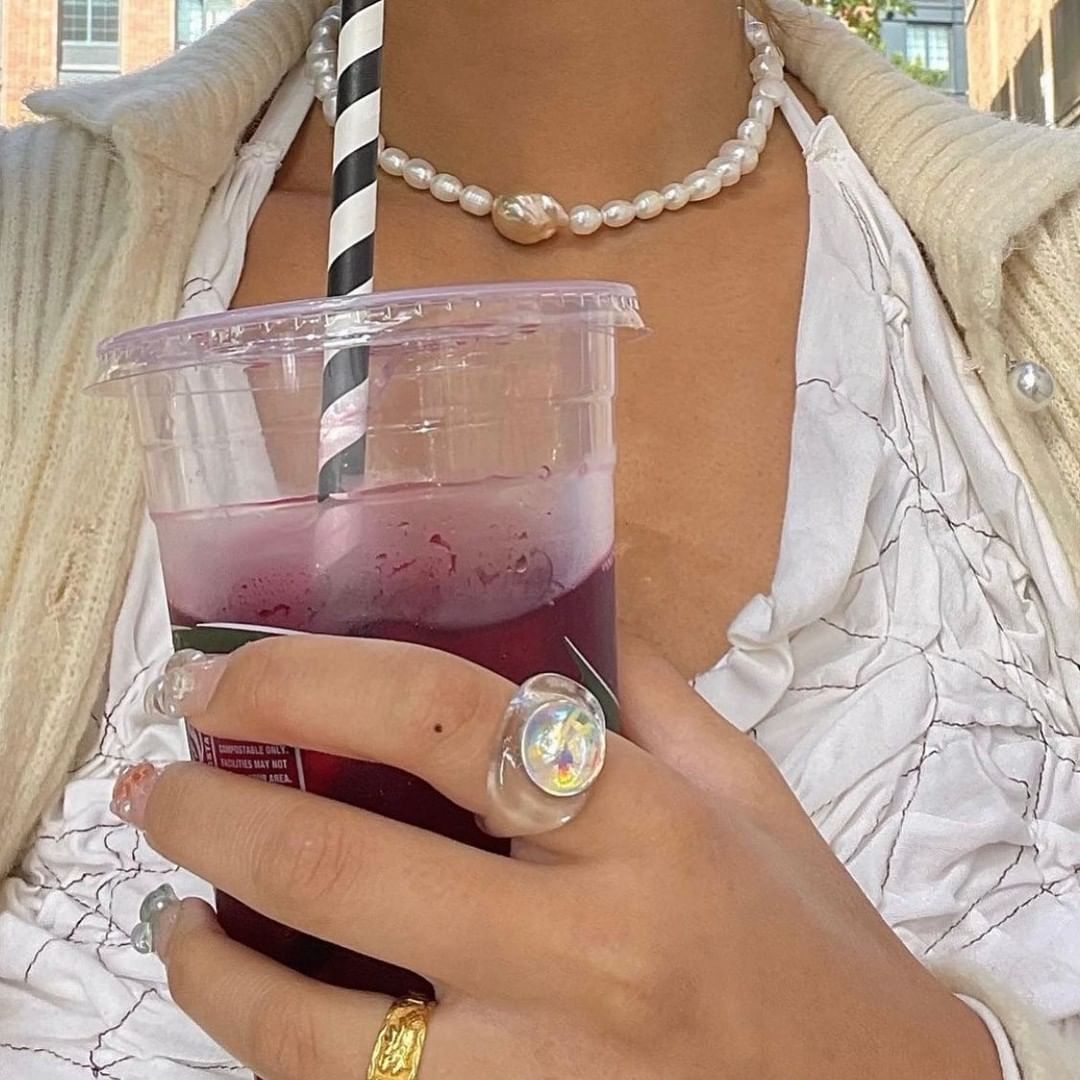 Пластмассовые кольца, жемчужные браслеты и цепочки для талии: топ-5 украшений, которые станут хитами лета 2022