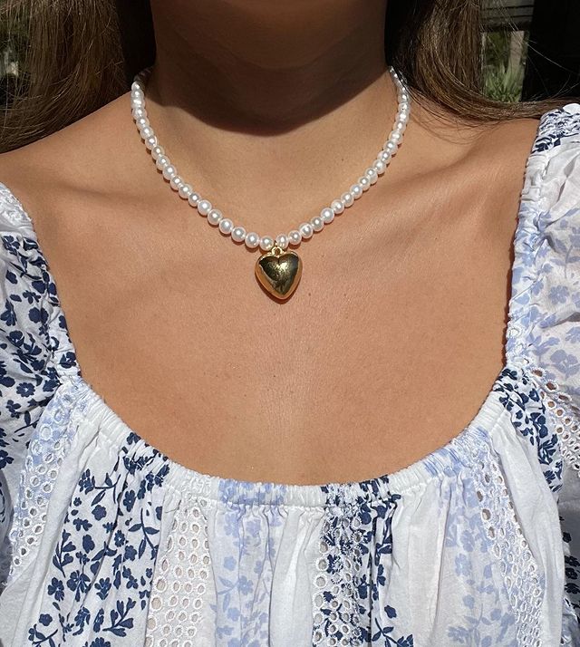 Пластмассовые кольца, жемчужные браслеты и цепочки для талии: топ-5 украшений, которые станут хитами лета 2022