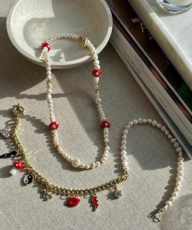 Пластмассовые кольца, жемчужные браслеты и цепочки для талии: топ-5 украшений, которые станут хитами лета 2022