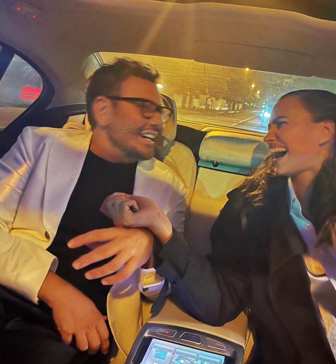 Міні-шорти і тренч: Ірина Шейк показала провокаційний осінній образ