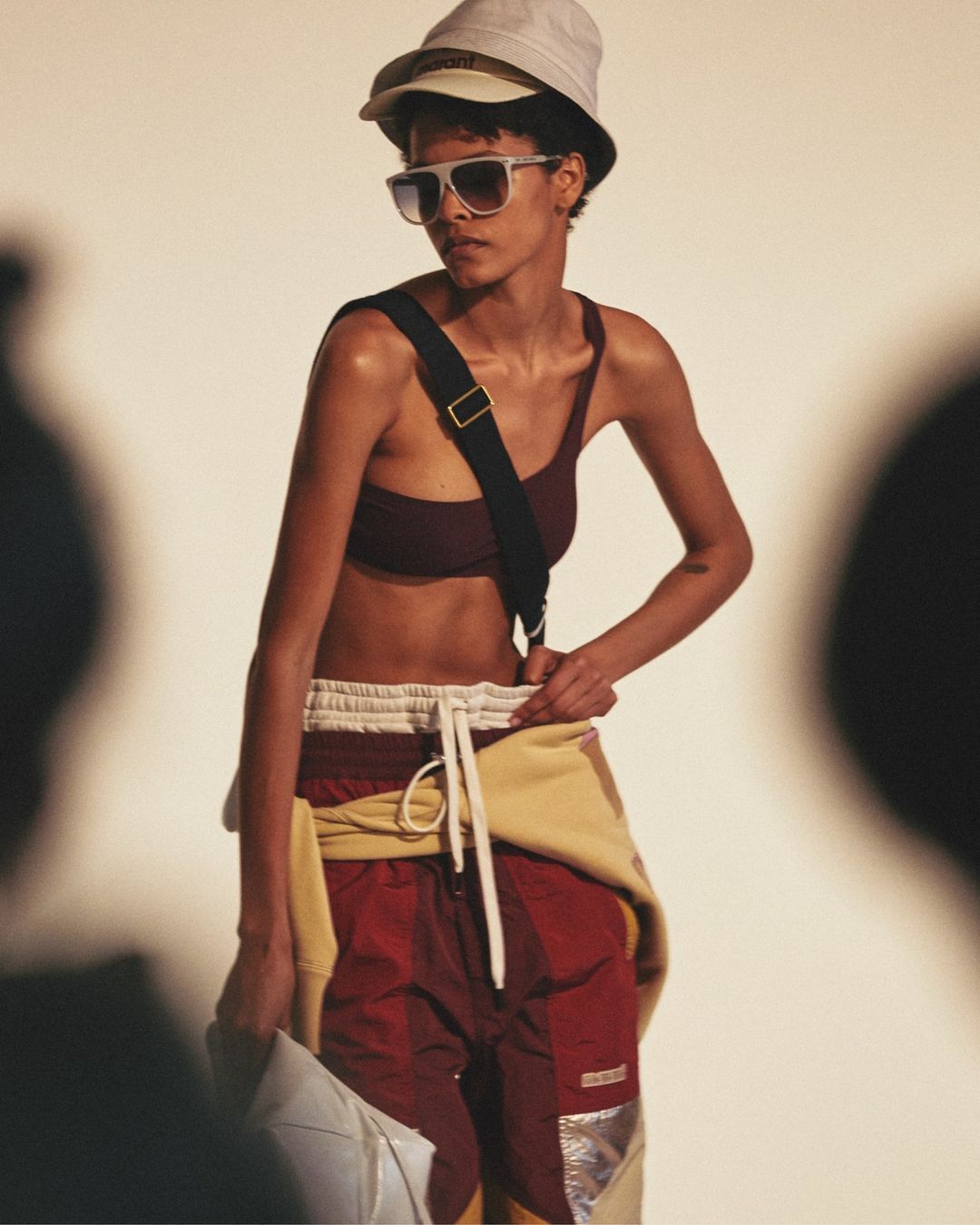 Меньше скромности, больше тела: дизайнеры показали, какая одежда будет в тренде в 2022 (фото)