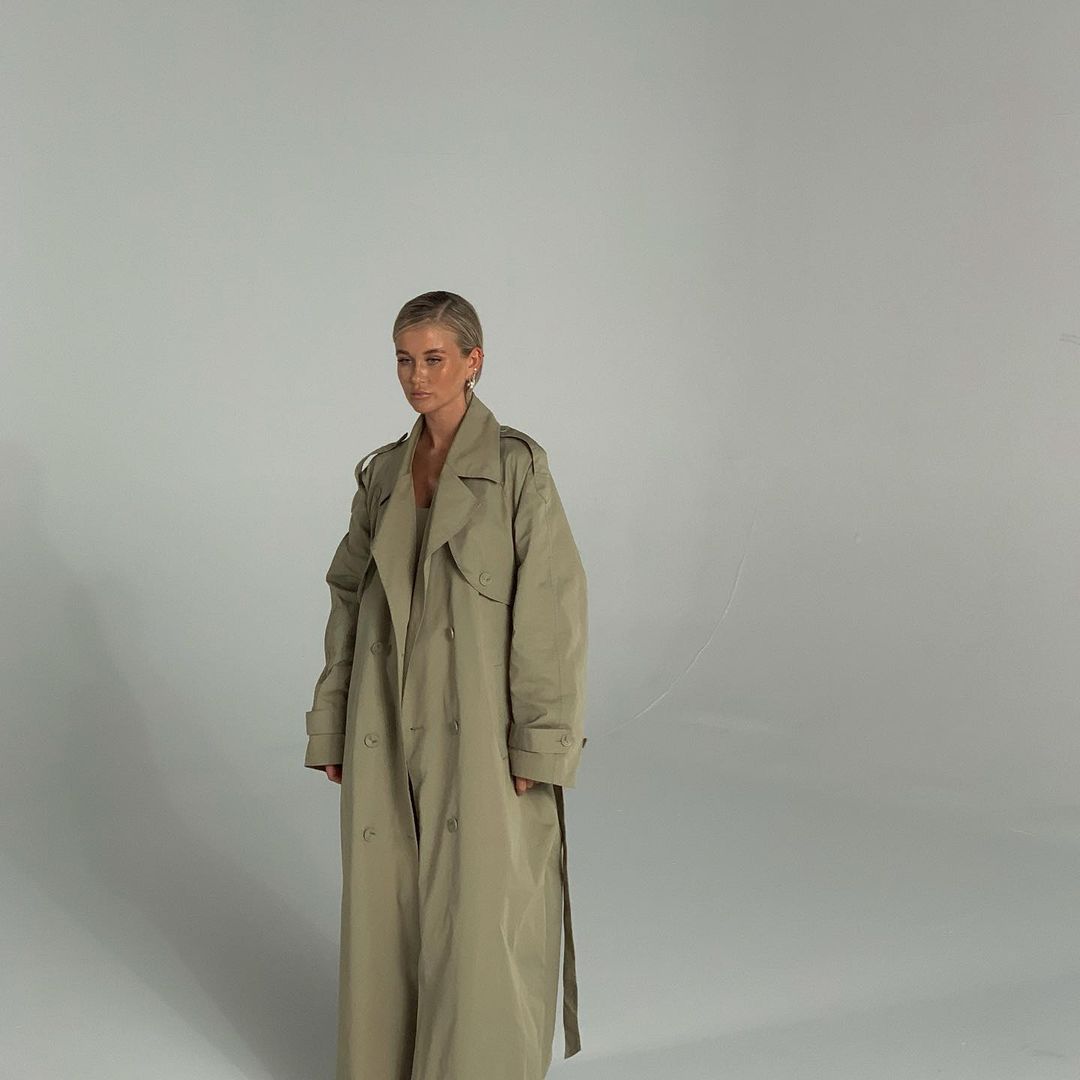 Спортивна розслабленість: стиліст показала, як носити тренч цієї осені