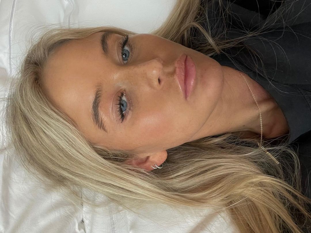 Поцелуй солнца: Бобби Браун рассказала, как освежить лицо за пять минут – туториал