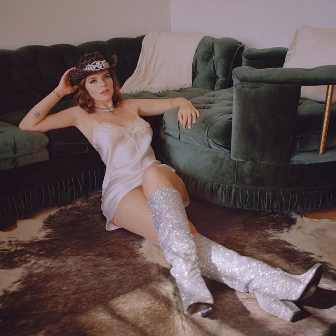 Джулія Фокс – нова ікона стилю: як змінилися образи актриси після зустрічі з Каньє Уестом