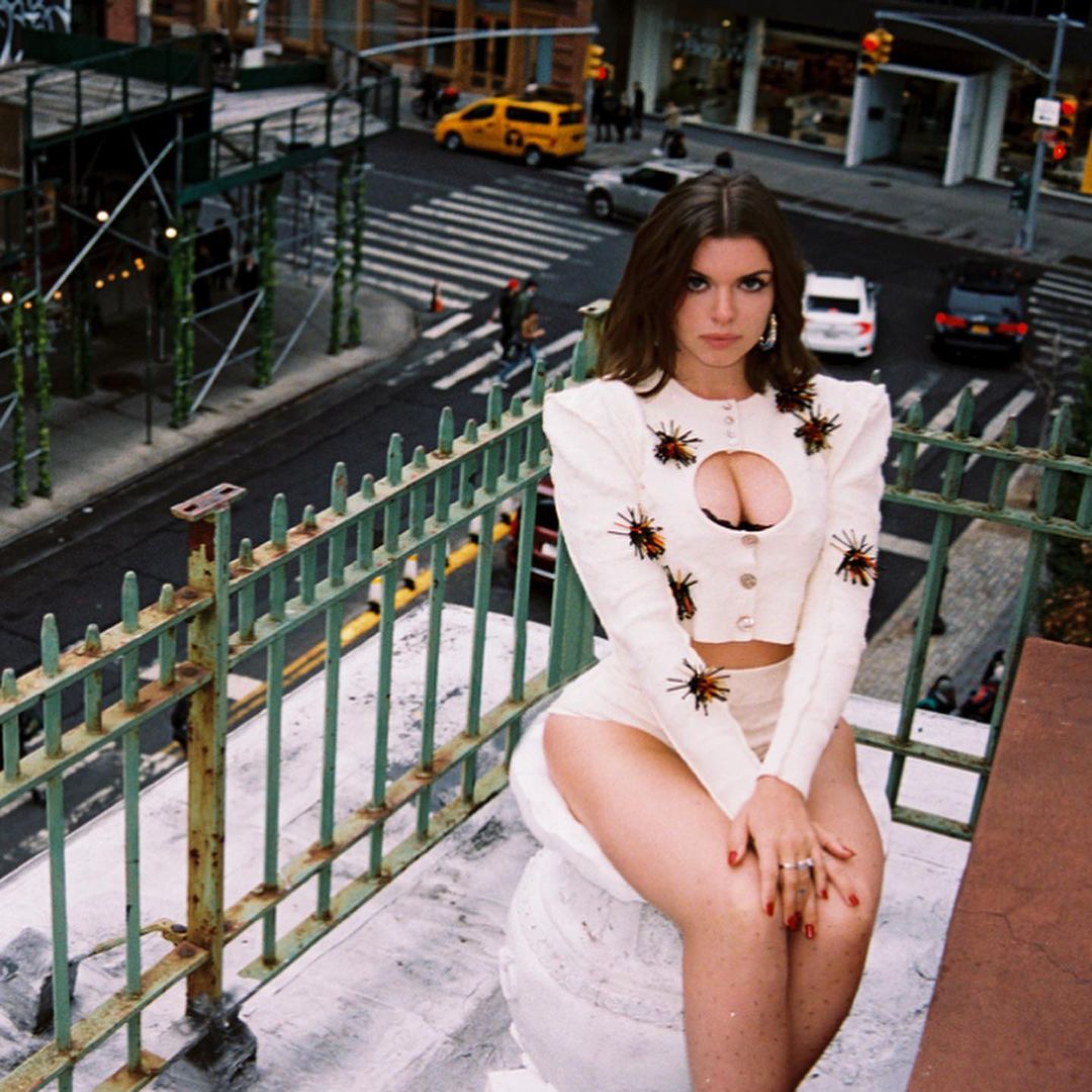 Джулія Фокс – нова ікона стилю: як змінилися образи актриси після зустрічі з Каньє Уестом