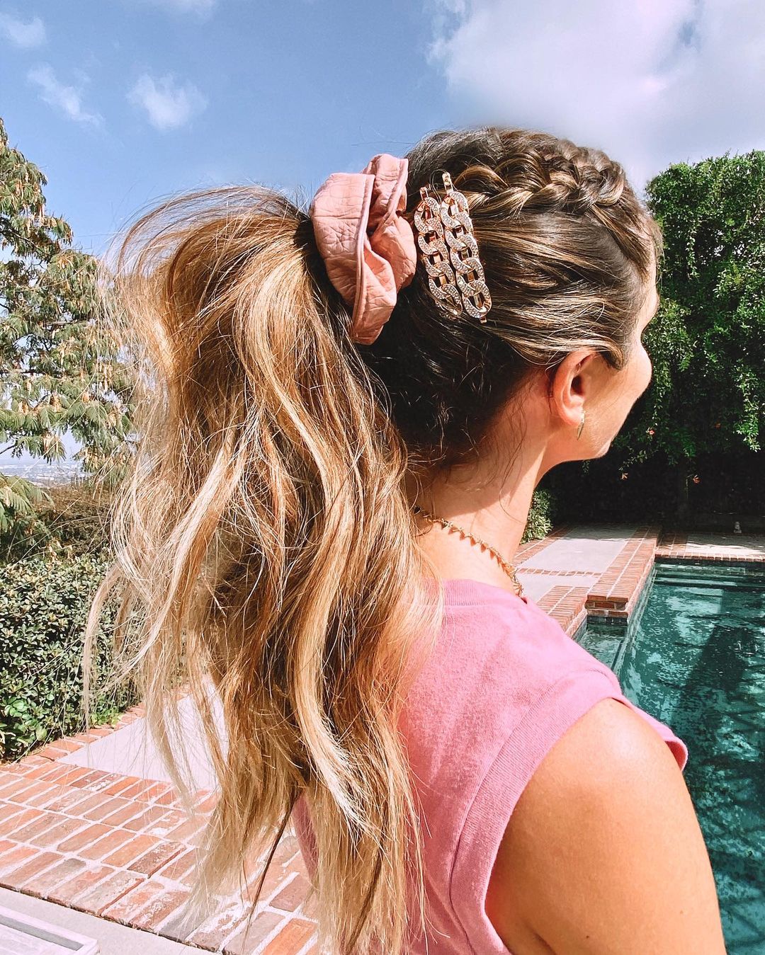 Топ-5: заколки, бусы, банты и другие аксессуары для волос, которые станут хитами в 2022 (фото)