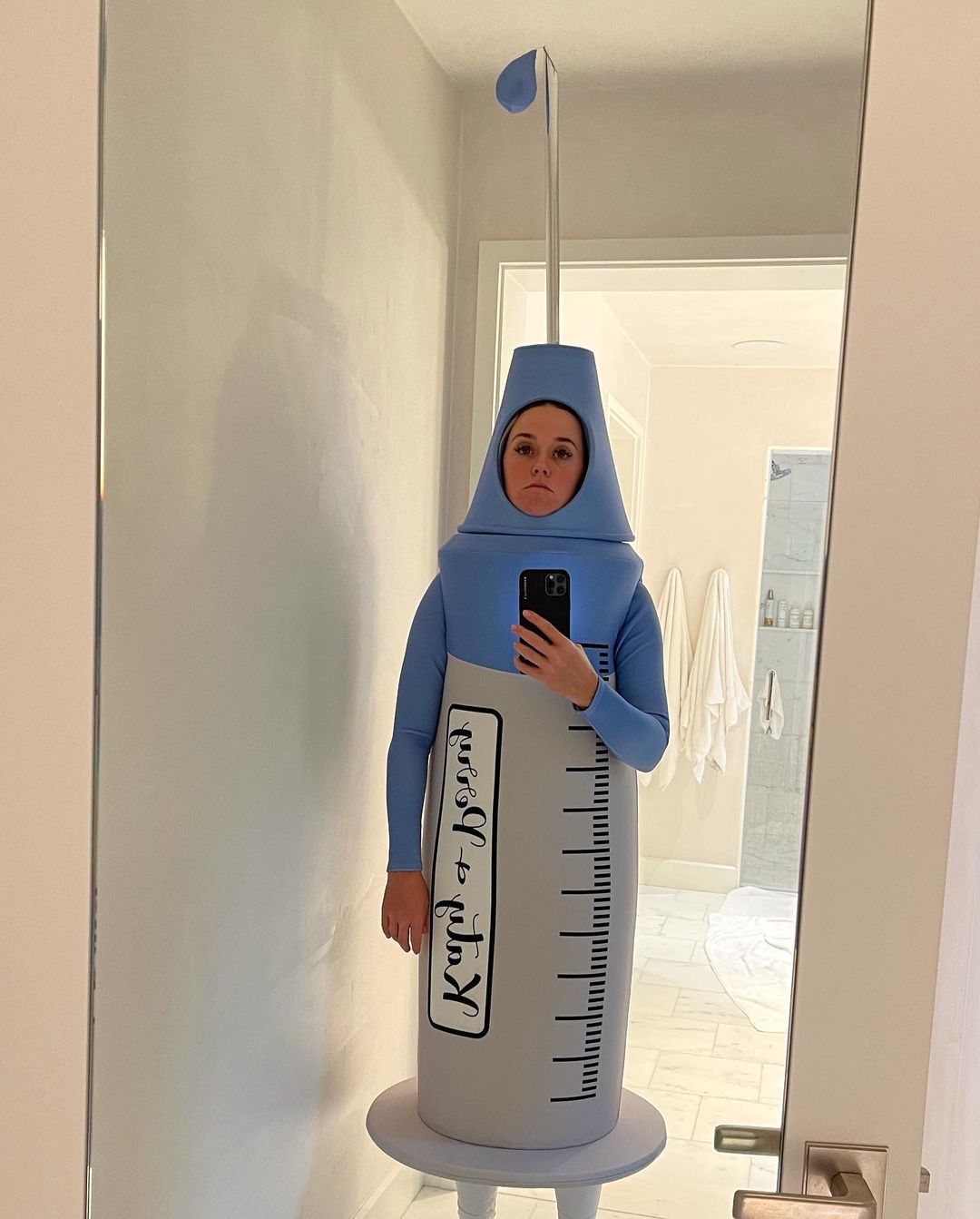 Просто жуть: топ-7 самых нелепых нарядов на Хэллоуин от звезд шоу-бизнеса