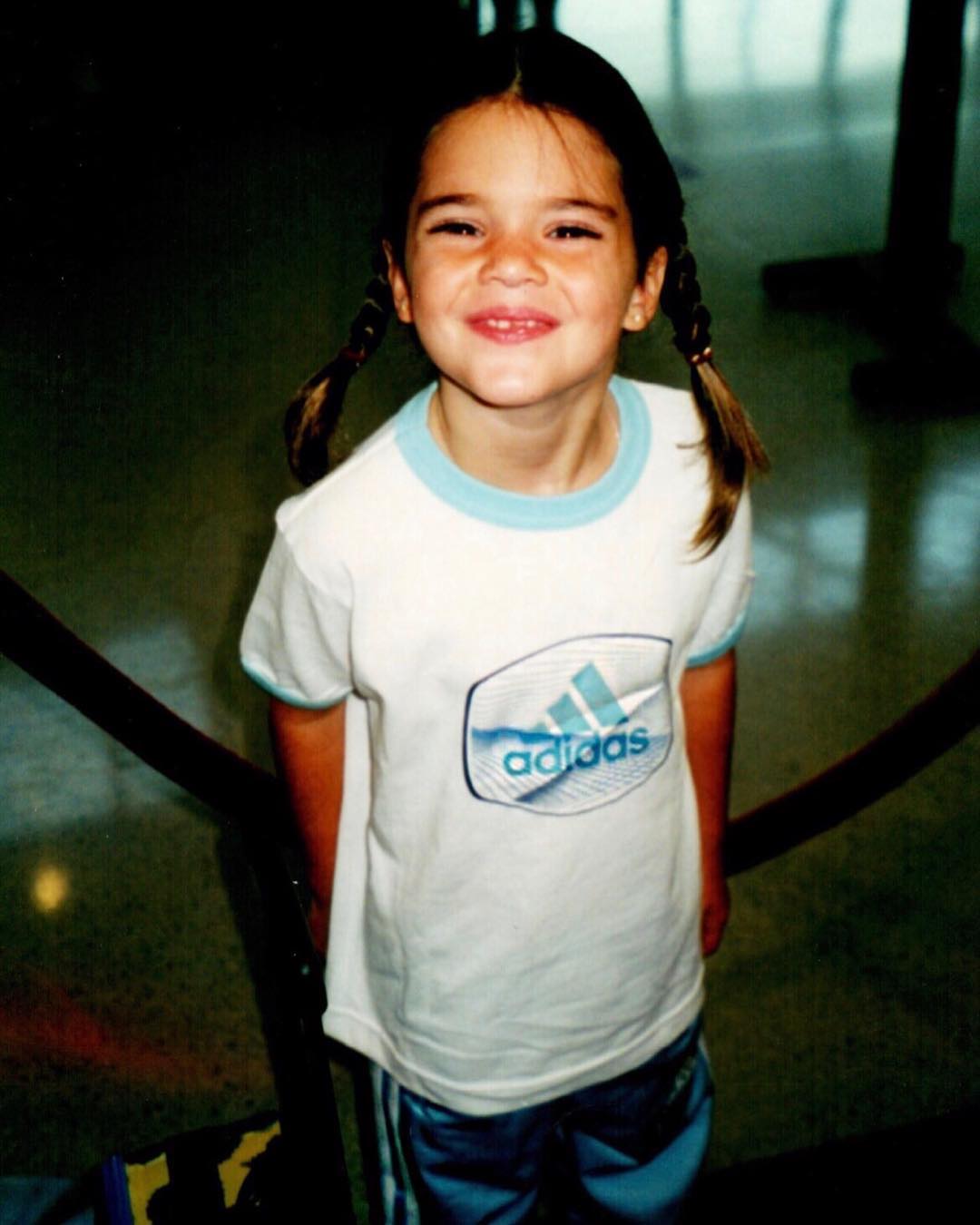 Брови-ниточки и обычные губы: архивные фото сестер Кардашьян-Дженнер, на которых их не узнать