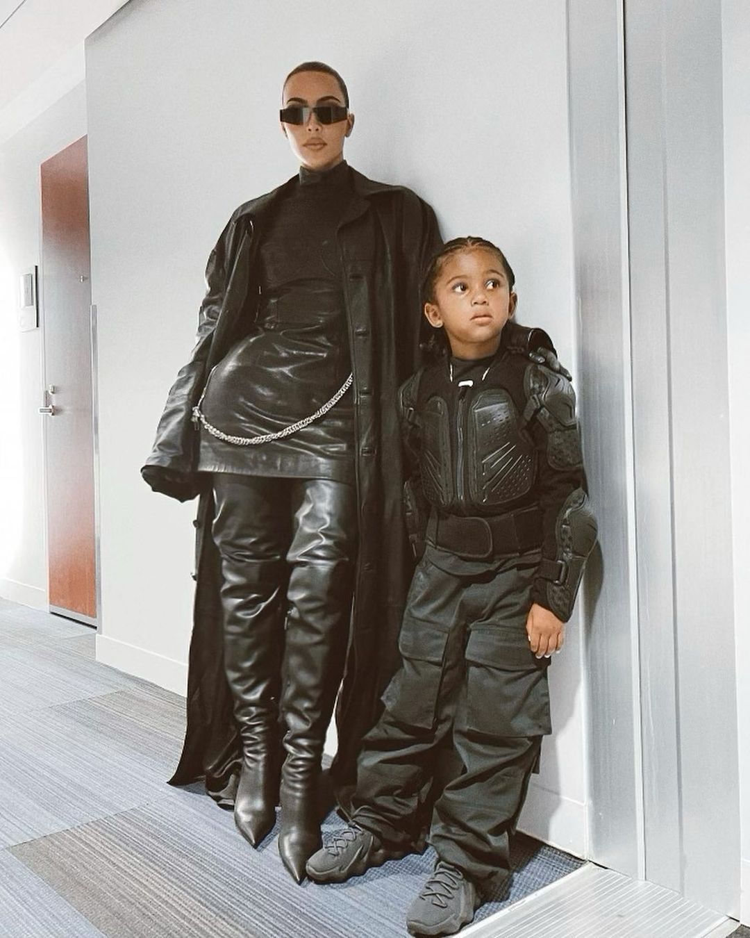 Замість тренча: 5 модних варіантів плащів, які вибирають зірки цієї осені