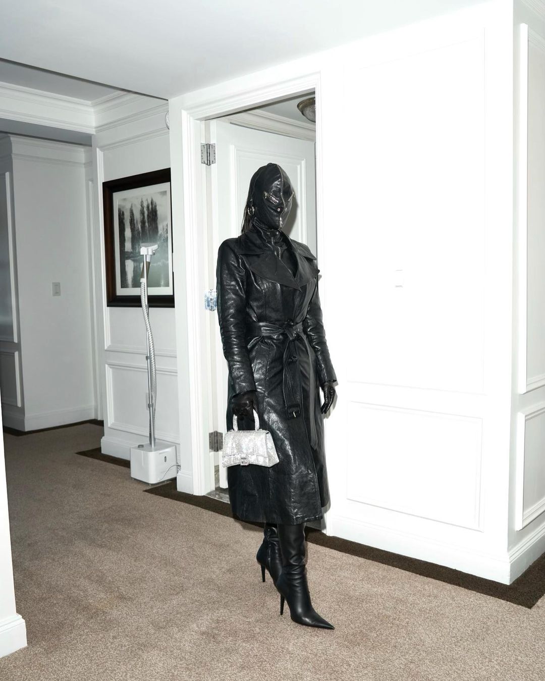 Это семейное: Ким Кардашьян в плаще и балаклаве повторила образ экс-мужа