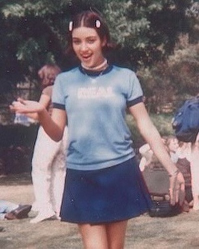 Брови-ниточки и обычные губы: архивные фото сестер Кардашьян-Дженнер, на которых их не узнать