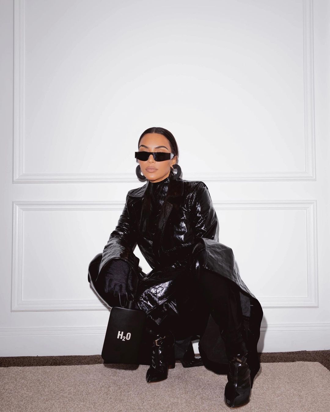 На смену &quot;голому&quot;: Ким Кардашьян, Тина Кунаки и другие показывают, как носить ультрамодное &quot;глухое&quot; платье