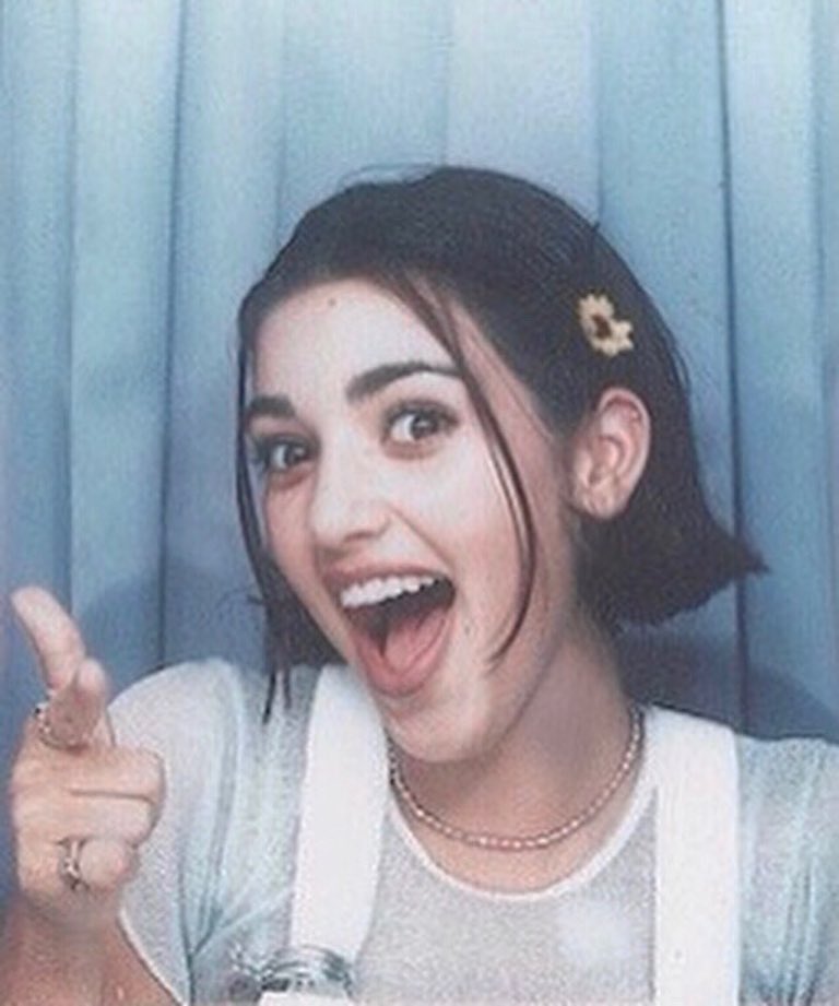 Брови-ниточки и обычные губы: архивные фото сестер Кардашьян-Дженнер, на которых их не узнать