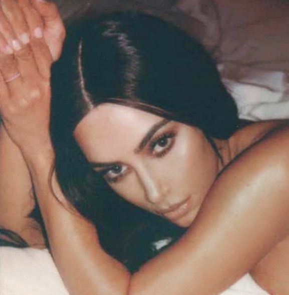 Брови-ниточки и обычные губы: архивные фото сестер Кардашьян-Дженнер, на которых их не узнать