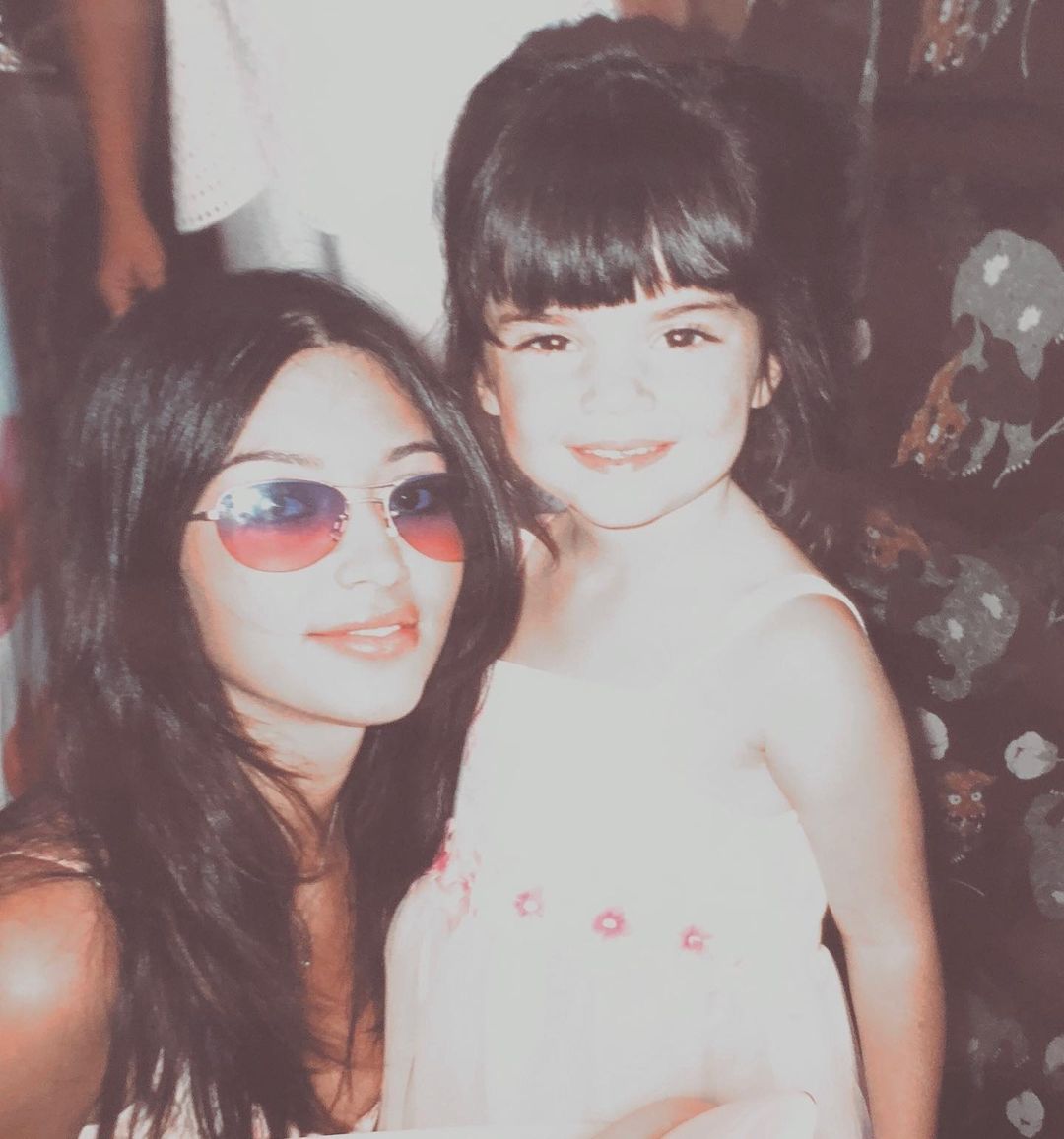 Брови-ниточки и обычные губы: архивные фото сестер Кардашьян-Дженнер, на которых их не узнать