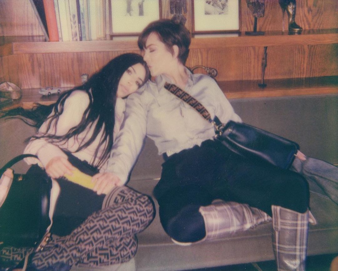 Брови-ниточки и обычные губы: архивные фото сестер Кардашьян-Дженнер, на которых их не узнать