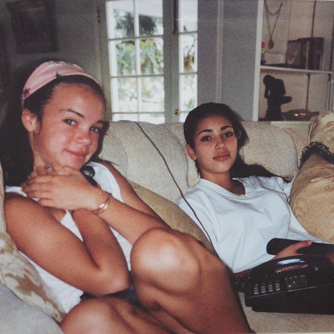 Брови-ниточки и обычные губы: архивные фото сестер Кардашьян-Дженнер, на которых их не узнать