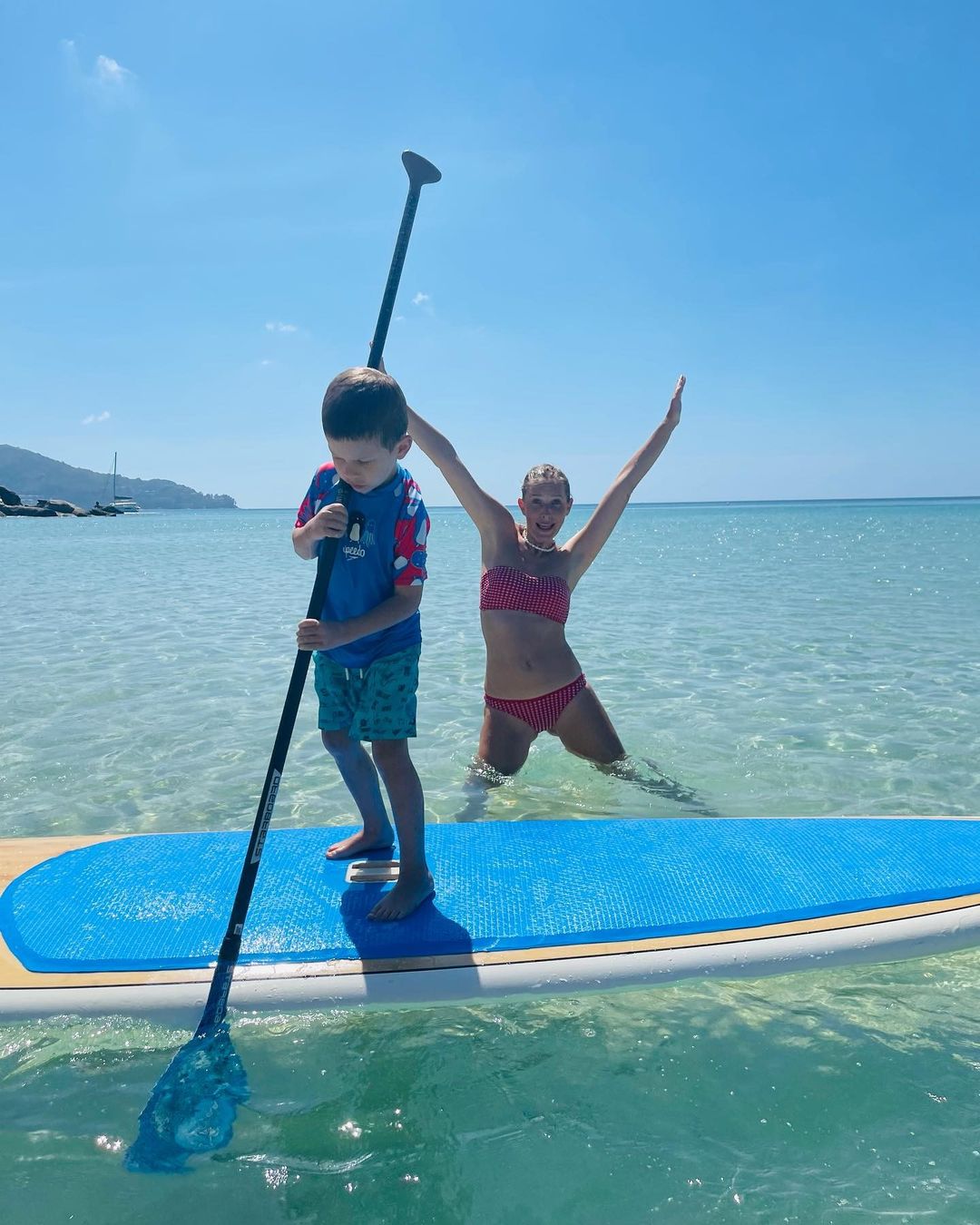 Держать баланс: Осадчая и Горбунов с сыном устроили яркую фотосессию во время сапсерфинга