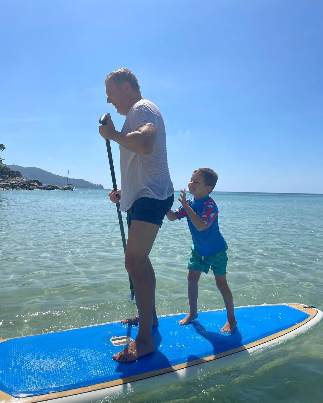 Держать баланс: Осадчая и Горбунов с сыном устроили яркую фотосессию во время сапсерфинга