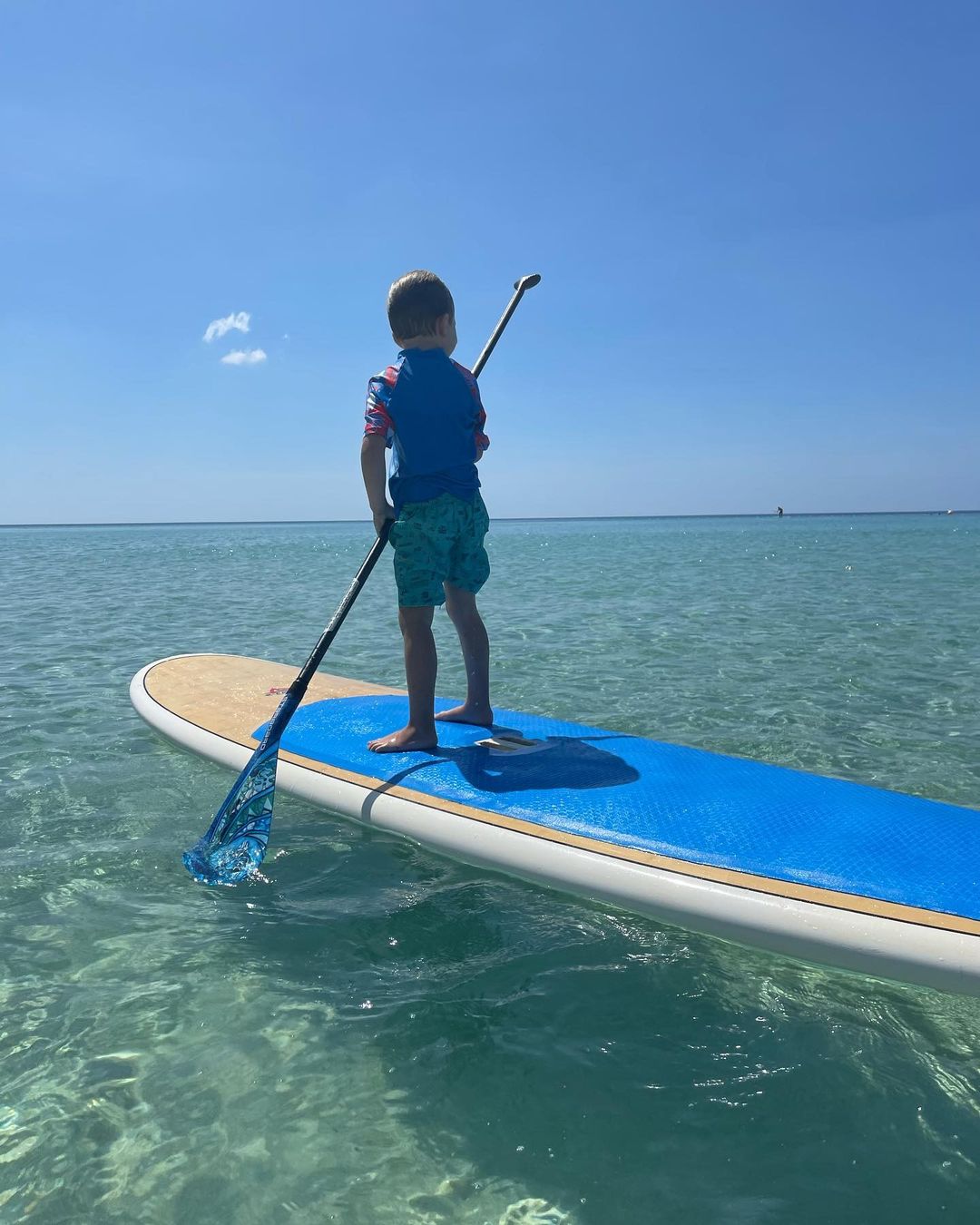 Держать баланс: Осадчая и Горбунов с сыном устроили яркую фотосессию во время сапсерфинга