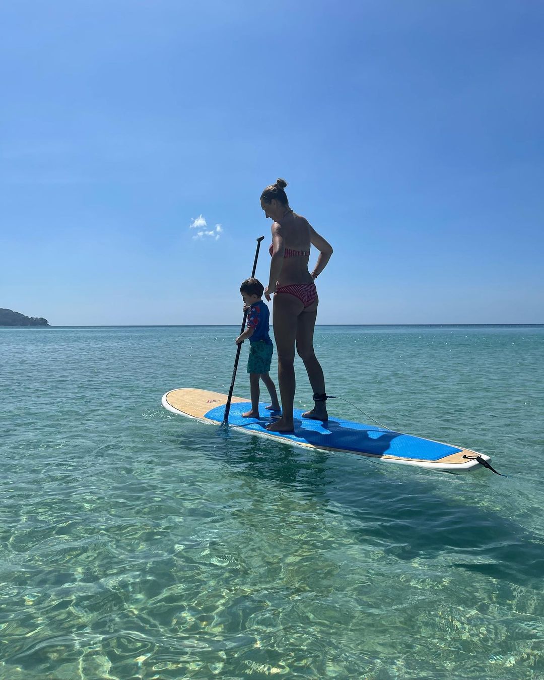 Держать баланс: Осадчая и Горбунов с сыном устроили яркую фотосессию во время сапсерфинга