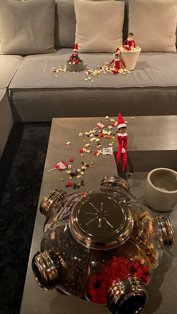 Время волшебства: как Ким Кардашьян, Бритни Спирс, Эльза Хоск и другие звезды украсили дом к Рождеству