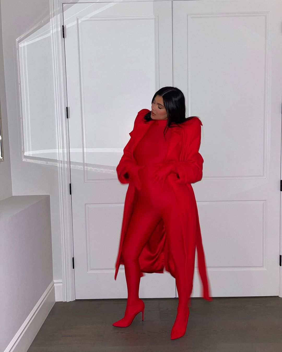 Вагітна Кайлі Дженнер вийшла в світ в облягаючому комбінезоні і на шпильках