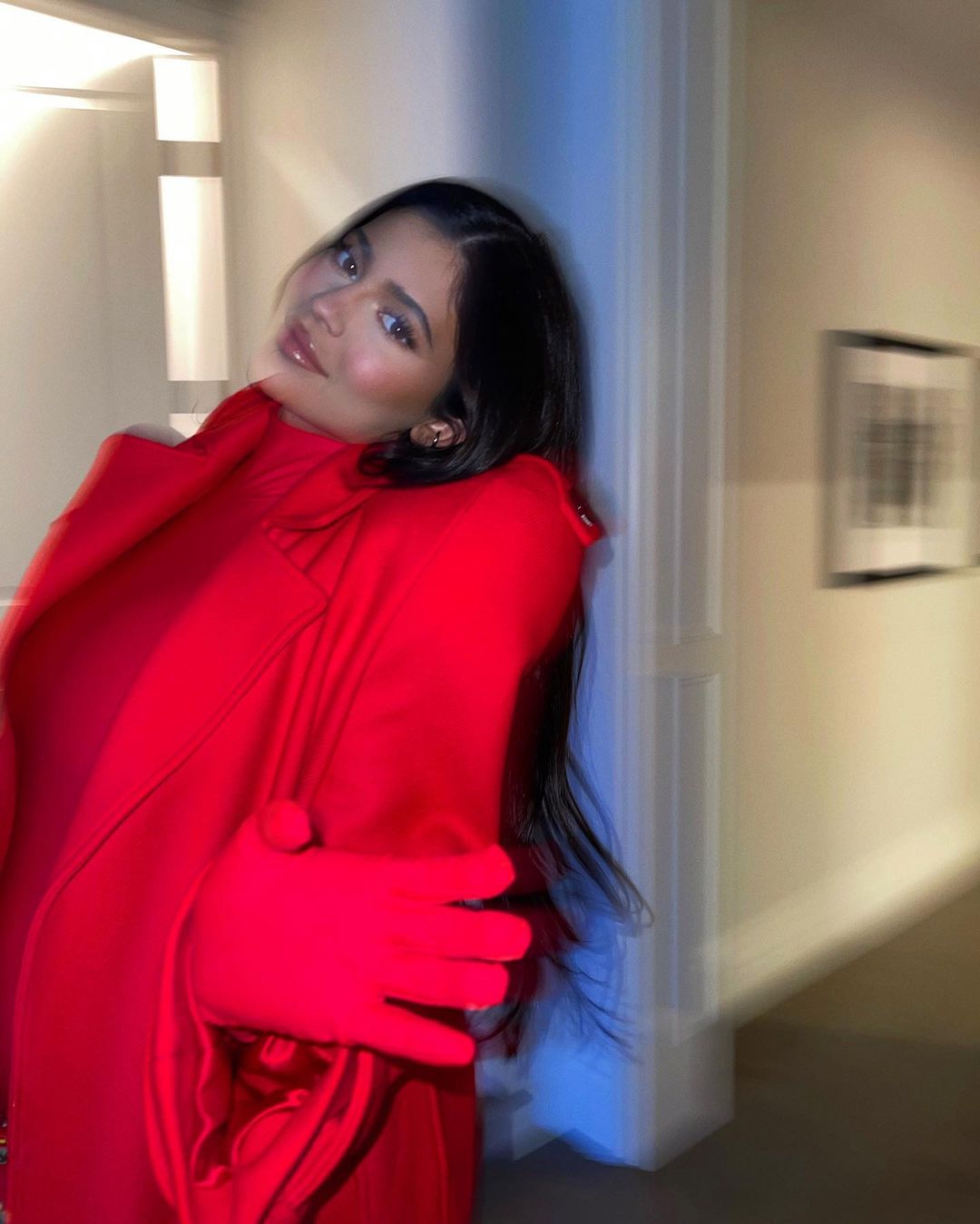 Вагітна Кайлі Дженнер вийшла в світ в облягаючому комбінезоні і на шпильках