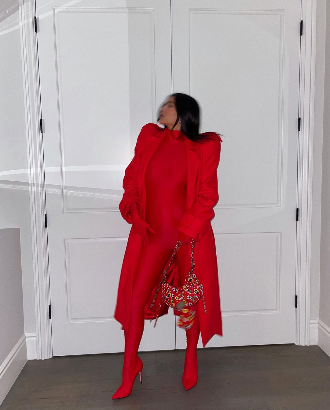 Вагітна Кайлі Дженнер вийшла в світ в облягаючому комбінезоні і на шпильках